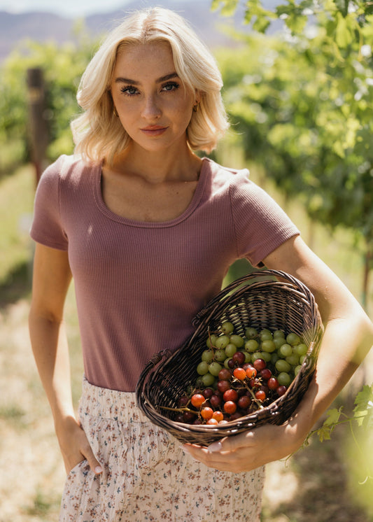 RIBBED SWEATER SCOOP TEE IN FADED FIG